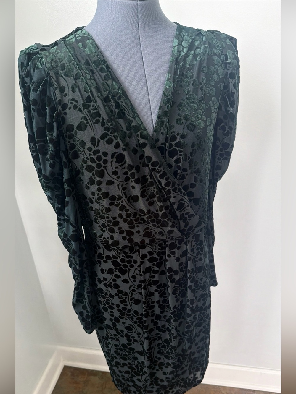 Tommy Hilfiger Sz 10 Green Burnout Velvet Long Sleeve Surplus Neckline Dress NWT